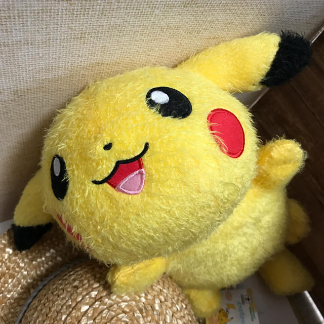 ポケモン(ポケモン)の新品☆おとなもポケモンくつろぎタイムでっかいぬいぐるみ☆ピカチュウ ☆送料込み エンタメ/ホビーのおもちゃ/ぬいぐるみ(ぬいぐるみ)の商品写真