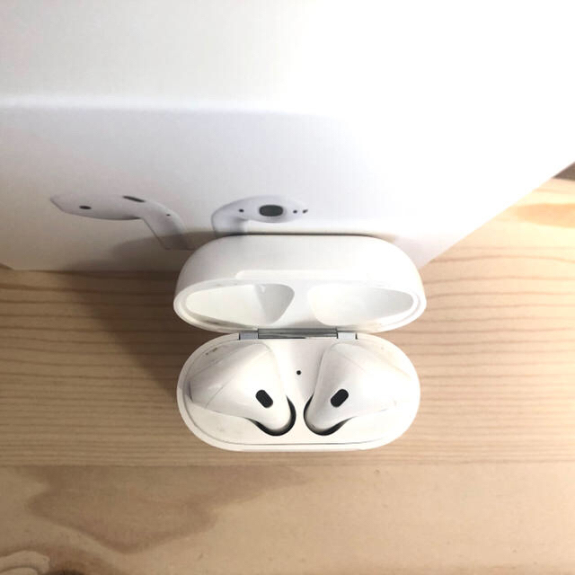 Apple(アップル)のAirPods2 with Charging Case 正規品 スマホ/家電/カメラのオーディオ機器(ヘッドフォン/イヤフォン)の商品写真