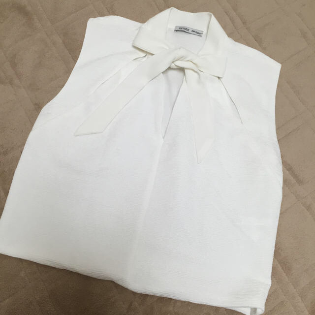 ZARA(ザラ)のZARA リボン付きノースリーブ レディースのトップス(Tシャツ(半袖/袖なし))の商品写真