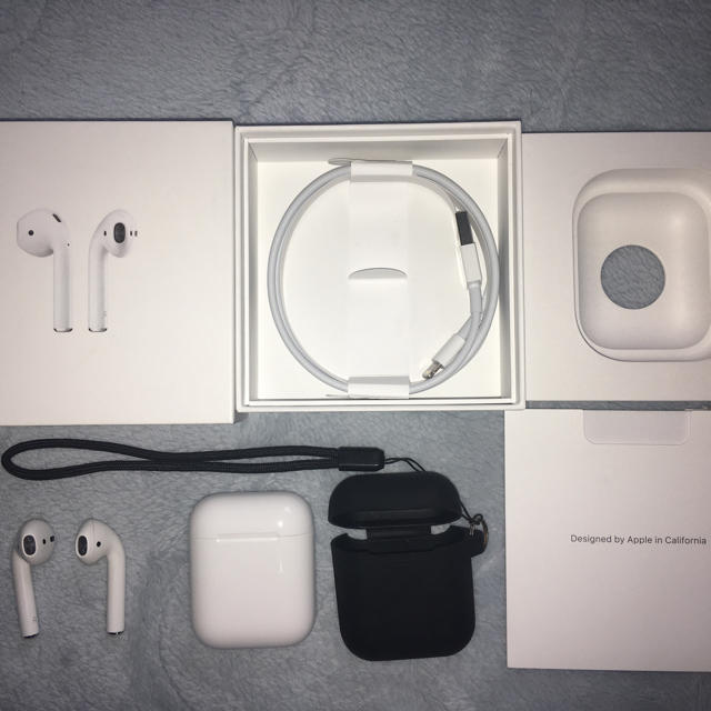 Apple(アップル)のAirPods 第二世代　with charging case スマホ/家電/カメラのオーディオ機器(ヘッドフォン/イヤフォン)の商品写真