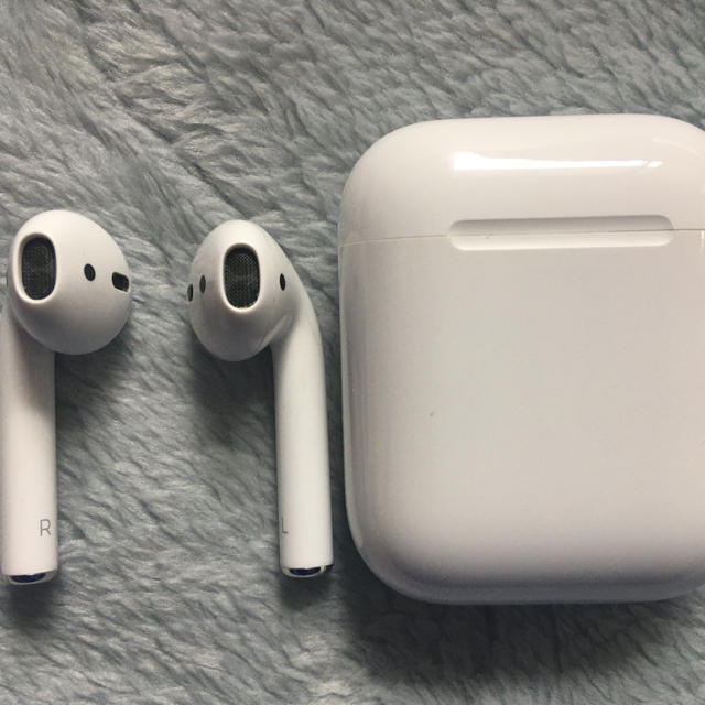 Apple(アップル)のAirPods 第二世代　with charging case スマホ/家電/カメラのオーディオ機器(ヘッドフォン/イヤフォン)の商品写真