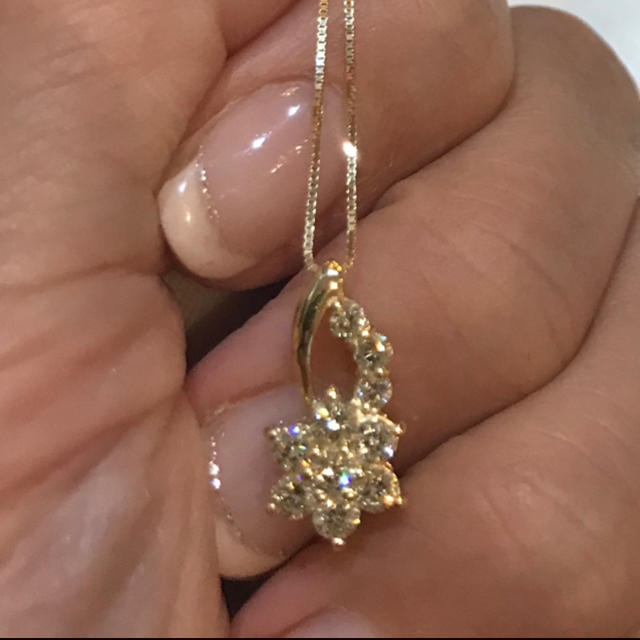 美品 k18YG 0.5カラット ダイヤモンドフラワーネックレス レディースのアクセサリー(ネックレス)の商品写真