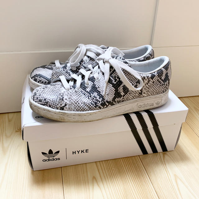 HYKE adidas パイソンスニーカー