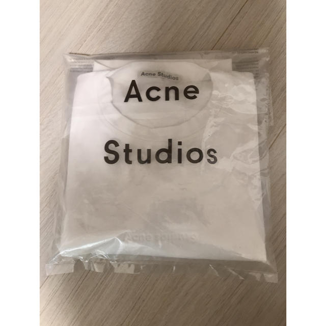 未使用　acne studios アクネ  Emboss Ｔシャツ　ロゴ