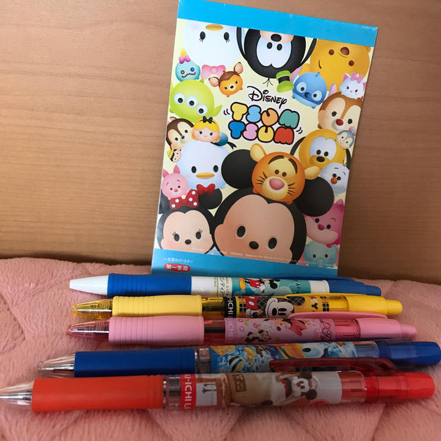 Disney(ディズニー)のディズニー　ボールペン5本とメモ帳 エンタメ/ホビーのおもちゃ/ぬいぐるみ(キャラクターグッズ)の商品写真