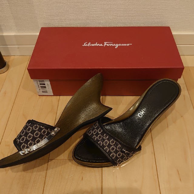 Salvatore Ferragamo(サルヴァトーレフェラガモ)のフェラガモサンダル24.5cm レディースの靴/シューズ(サンダル)の商品写真