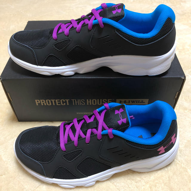 UNDER ARMOUR(アンダーアーマー)の★新品 米国ブランド Under Armour スニーカー 24.5 ブラック レディースの靴/シューズ(スニーカー)の商品写真