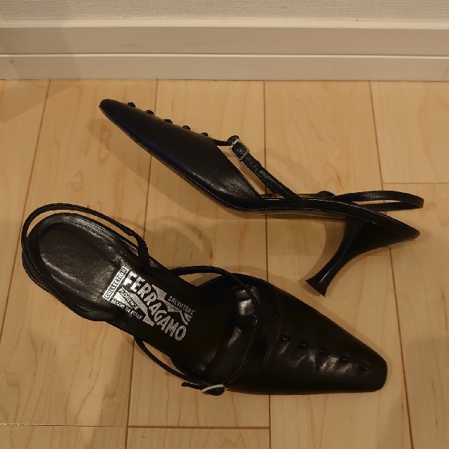 Salvatore Ferragamo(サルヴァトーレフェラガモ)のフェラガモヒールパンプスサンダル黒24.5cm レディースの靴/シューズ(ハイヒール/パンプス)の商品写真