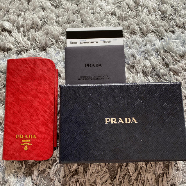 PRADA iPhoneケース　7.8