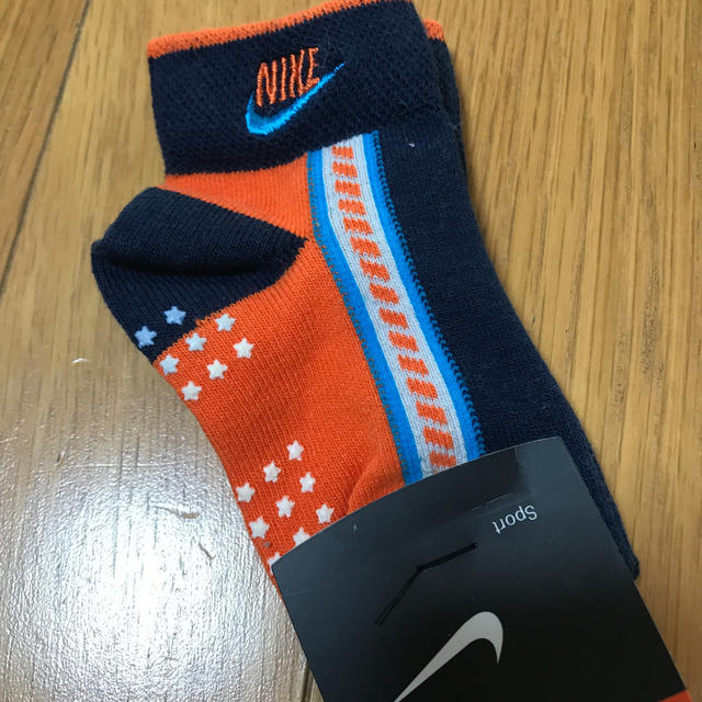 NIKE(ナイキ)の新品  ナイキ  オレンジ　紺 サイズ  １１ー１３  キッズ/ベビー/マタニティのこども用ファッション小物(靴下/タイツ)の商品写真