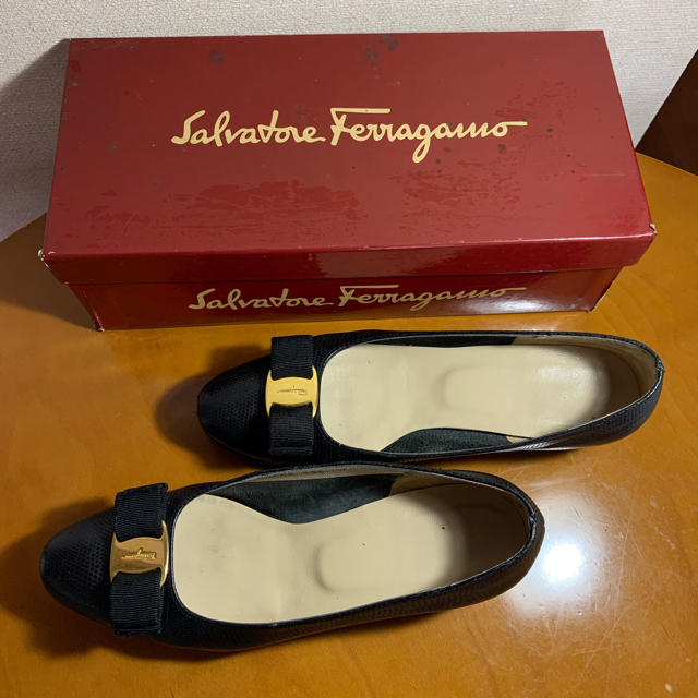 Salvatore Ferragamo(サルヴァトーレフェラガモ)のFerragamo サルヴァトーレ フェラガモ  ヴァラ24㎝ レディースの靴/シューズ(ハイヒール/パンプス)の商品写真