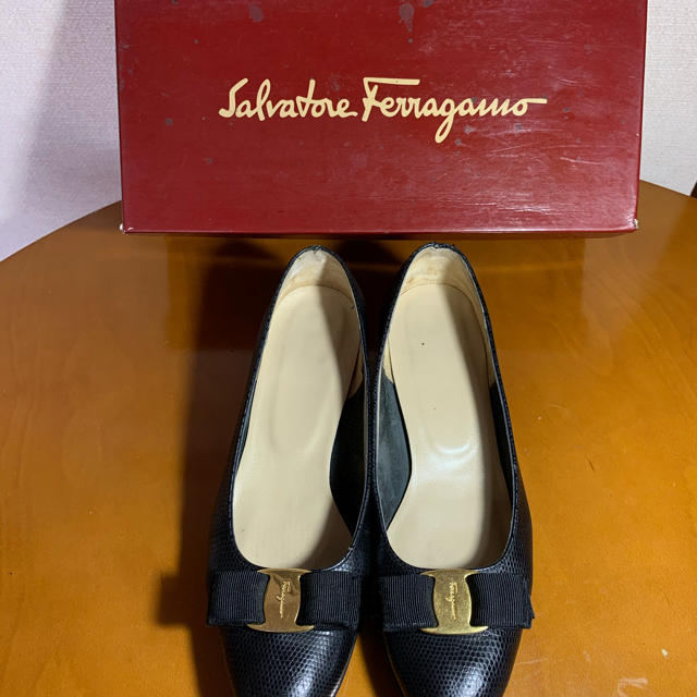 Salvatore Ferragamo(サルヴァトーレフェラガモ)のFerragamo サルヴァトーレ フェラガモ  ヴァラ24㎝ レディースの靴/シューズ(ハイヒール/パンプス)の商品写真