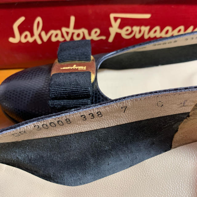 Salvatore Ferragamo(サルヴァトーレフェラガモ)のFerragamo サルヴァトーレ フェラガモ  ヴァラ24㎝ レディースの靴/シューズ(ハイヒール/パンプス)の商品写真