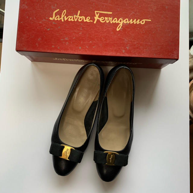 Salvatore Ferragamo(サルヴァトーレフェラガモ)のFerragamo サルヴァトーレ フェラガモ  ヴァラ24㎝ レディースの靴/シューズ(ハイヒール/パンプス)の商品写真