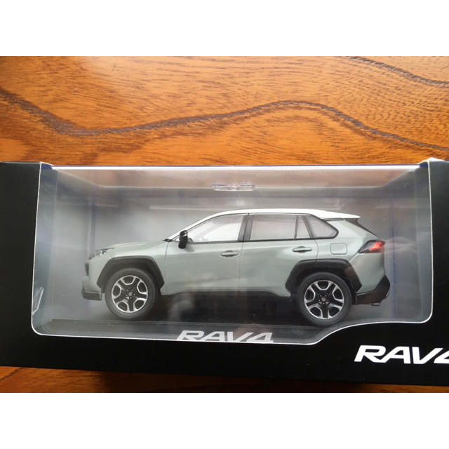 新型RAV4 Adventure 非売品 ミニカー　アーバンカーキ/ホワイト