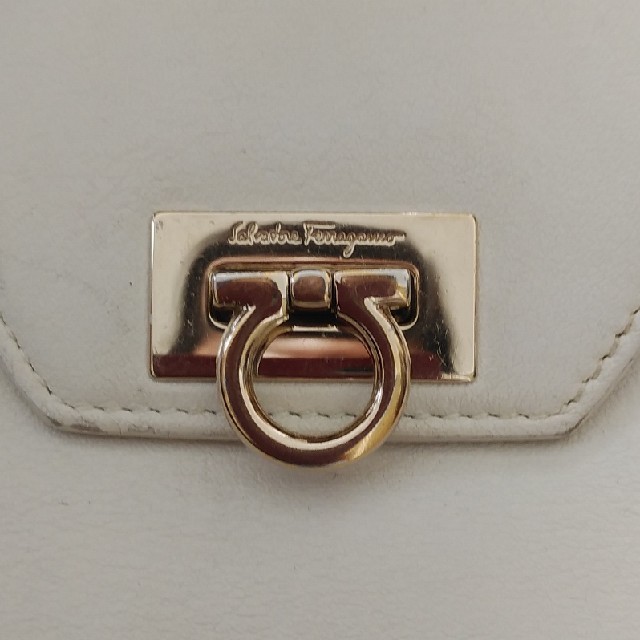 Salvatore Ferragamo(サルヴァトーレフェラガモ)の【USED】Ferragamo フェラガモ　長財布　白　 レディースのファッション小物(財布)の商品写真