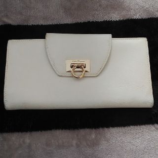 サルヴァトーレフェラガモ(Salvatore Ferragamo)の【USED】Ferragamo フェラガモ　長財布　白　(財布)