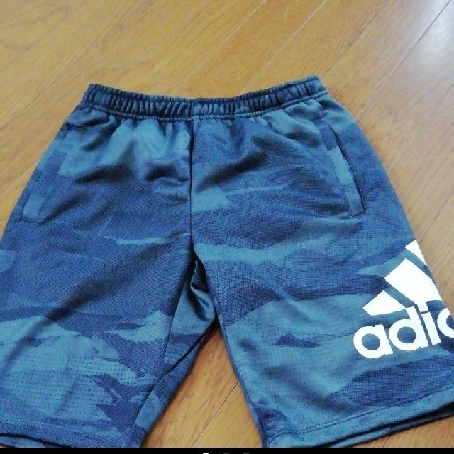 adidas(アディダス)のadidasハーフパンツ キッズ/ベビー/マタニティのキッズ服男の子用(90cm~)(パンツ/スパッツ)の商品写真