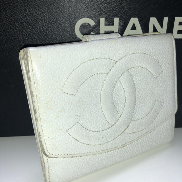 CHANEL(シャネル)のCHANEL  正規品　　折り財布　　白 レディースのファッション小物(財布)の商品写真