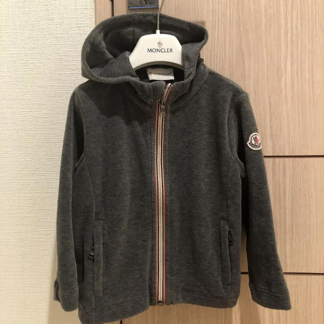 MONCLER(モンクレール)のモンクレール  キッズパーカー グレー 2Ａ キッズ/ベビー/マタニティのキッズ服男の子用(90cm~)(ジャケット/上着)の商品写真