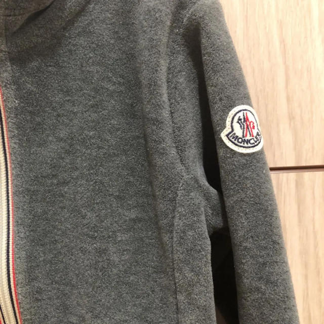 MONCLER(モンクレール)のモンクレール  キッズパーカー グレー 2Ａ キッズ/ベビー/マタニティのキッズ服男の子用(90cm~)(ジャケット/上着)の商品写真