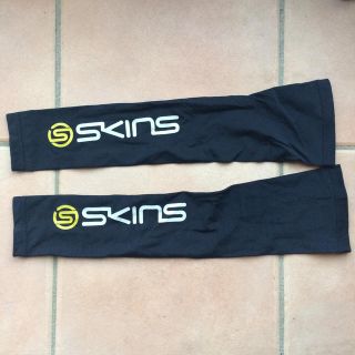 スキンズ(SKINS)のSKINS パワースリーブ サイズS(ウェア)