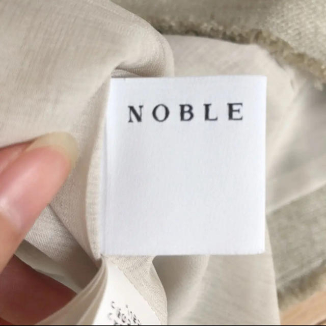 Noble(ノーブル)のNOBLE 麻素材　ベージュ　ノースリーブ レディースのトップス(シャツ/ブラウス(半袖/袖なし))の商品写真