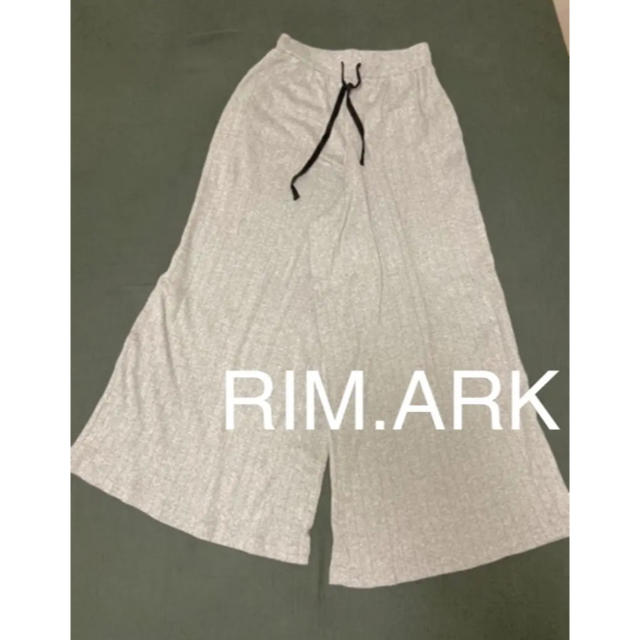 RIM.ARK(リムアーク)のリムアーク　ワイドリブニットパンツ　グレー レディースのパンツ(カジュアルパンツ)の商品写真