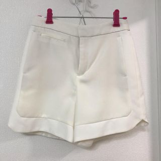 ザラ(ZARA)のZARA ショートパンツ　ホワイト　白(ショートパンツ)