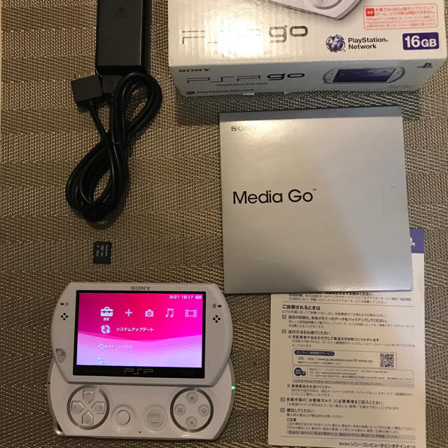 携帯用ゲーム機本体psp go N1000PW