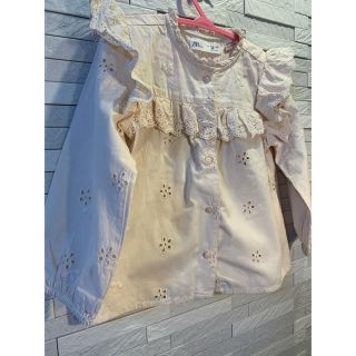 ザラキッズ(ZARA KIDS)のZARA KIDS 花柄サクラ色ブラウス　size 104(ブラウス)