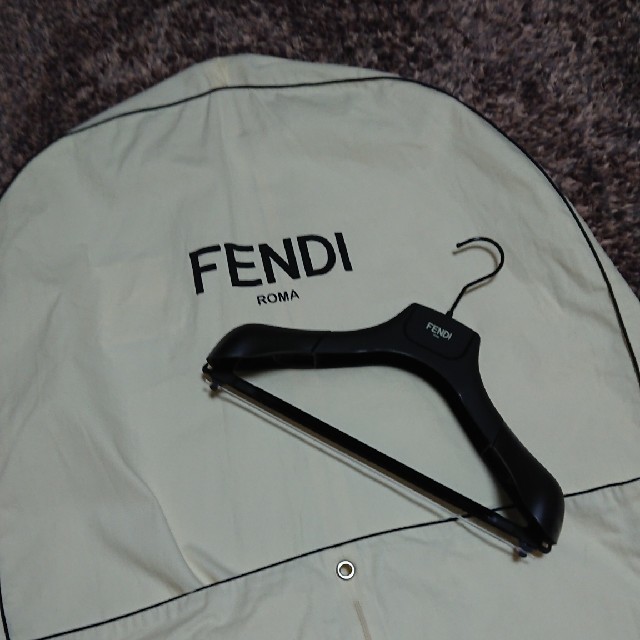 FENDI(フェンディ)のケリー様専用‼️フェンディのカバーとハンガーとCHANELのカタログ レディースのファッション小物(その他)の商品写真