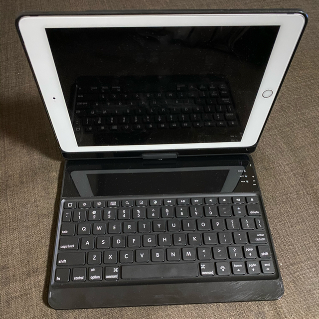 ほぼ未使用 iPad 6世代 Silver Cellular 32G SIMフリ ほぼ未使用 iPad 6世代 Silver Cellular 32G SIMフリ