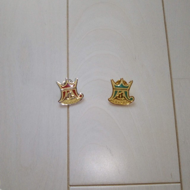嵐(アラシ)の嵐のブローチ エンタメ/ホビーのタレントグッズ(アイドルグッズ)の商品写真