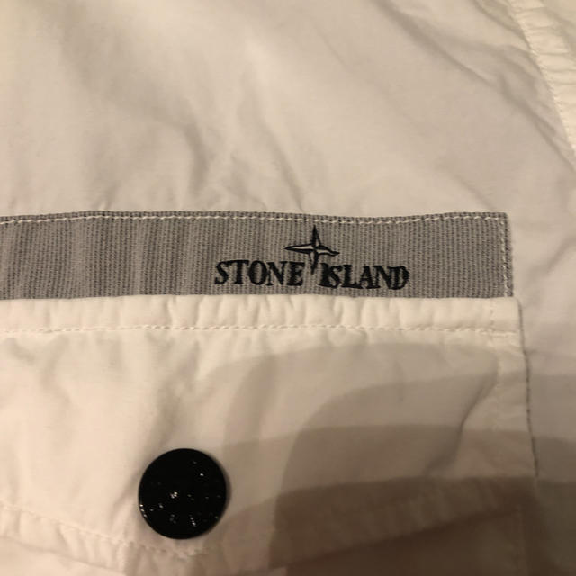 STONE ISLAND(ストーンアイランド)のストーンアイランド　白半袖シャツLサイズ　春　夏　秋 メンズのトップス(シャツ)の商品写真