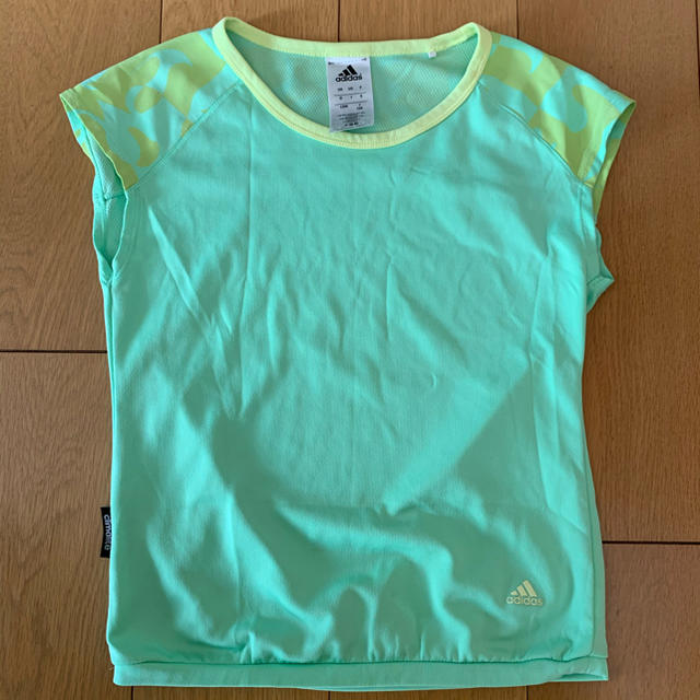 adidas(アディダス)のadidas Tシャツ キッズ/ベビー/マタニティのキッズ服女の子用(90cm~)(Tシャツ/カットソー)の商品写真