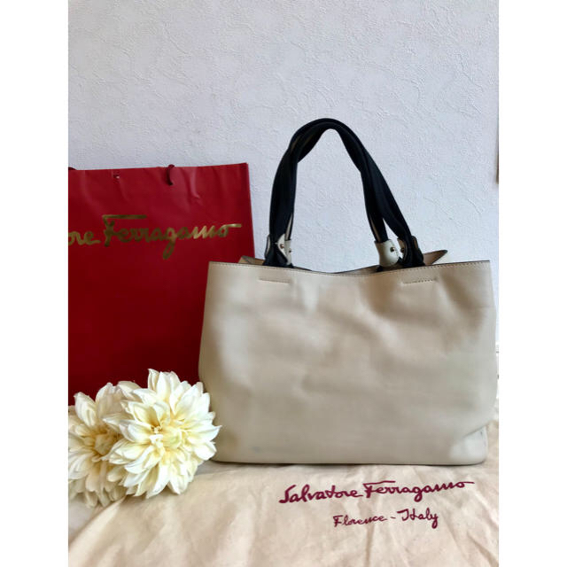 Salvatore Ferragamo(サルヴァトーレフェラガモ)のサルヴァトーレフェラガモトートバッグ☆美品 レディースのバッグ(トートバッグ)の商品写真