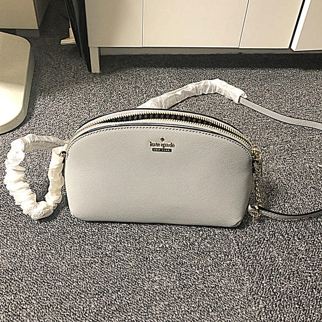 kate spade new york(ケイトスペードニューヨーク)の新品　ケイトスペード　ショルダーバッグ　グレー レディースのバッグ(ショルダーバッグ)の商品写真