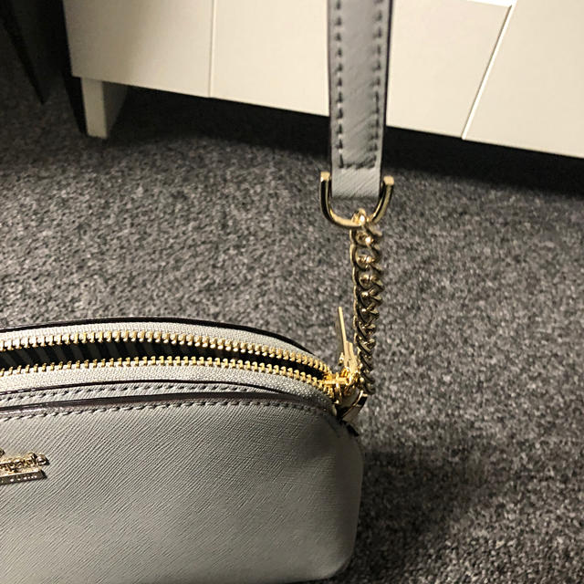 kate spade new york(ケイトスペードニューヨーク)の新品　ケイトスペード　ショルダーバッグ　グレー レディースのバッグ(ショルダーバッグ)の商品写真