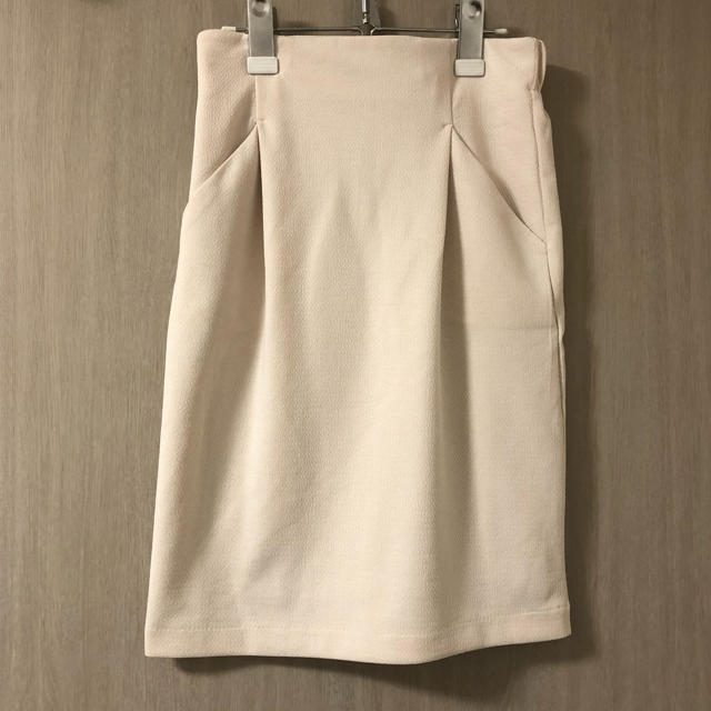 KBF(ケービーエフ)のKBF ホワイトスカート レディースのスカート(ひざ丈スカート)の商品写真