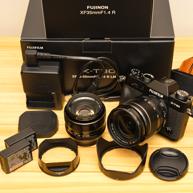 富士フイルム(フジフイルム)のFUJIFILM X-T30本体・XF18-55・ XF35mmF1.4 スマホ/家電/カメラのカメラ(ミラーレス一眼)の商品写真