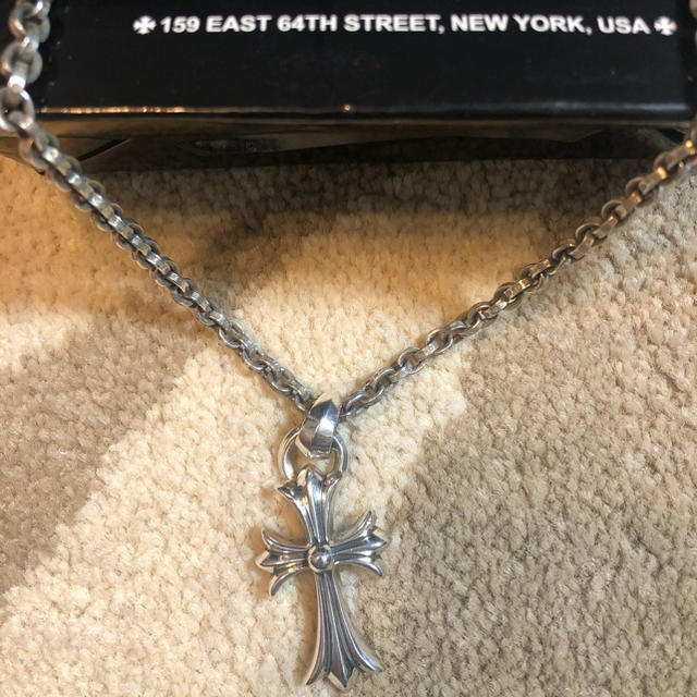 Chrome Hearts(クロムハーツ)のクロムハーツ　スモールクロスwithベイル メンズのアクセサリー(ネックレス)の商品写真