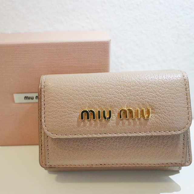 miumiu(ミュウミュウ)のmiumiu 三つ折り財布 ベージュ レディースのファッション小物(財布)の商品写真