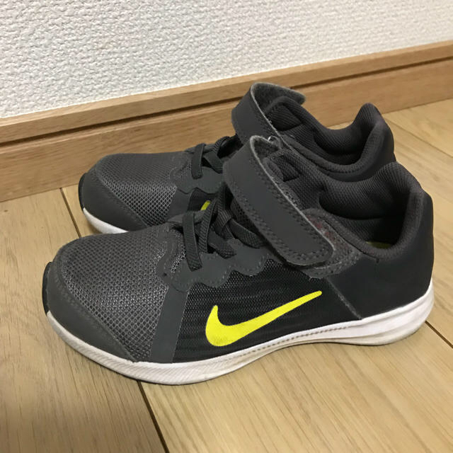 NIKE(ナイキ)のNIKE ナイキ キッズ スニーカー 18cm(19cmの方にジャスト） キッズ/ベビー/マタニティのキッズ靴/シューズ(15cm~)(スニーカー)の商品写真