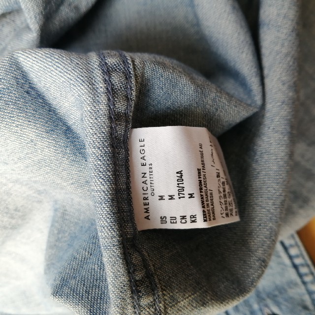 American Eagle(アメリカンイーグル)の未使用品　デニムシャツ　アメリカンイーグル　グラデーションデニムシャツ　M L メンズのトップス(シャツ)の商品写真