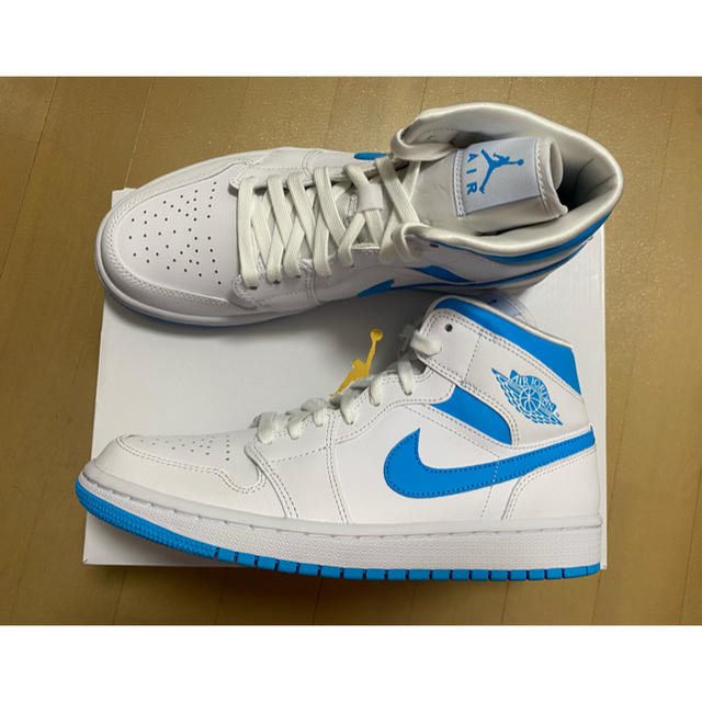 NIKE(ナイキ)のNIKE WMNS AIR JORDAN 1 MID UNC US9 新品未使用 メンズの靴/シューズ(スニーカー)の商品写真