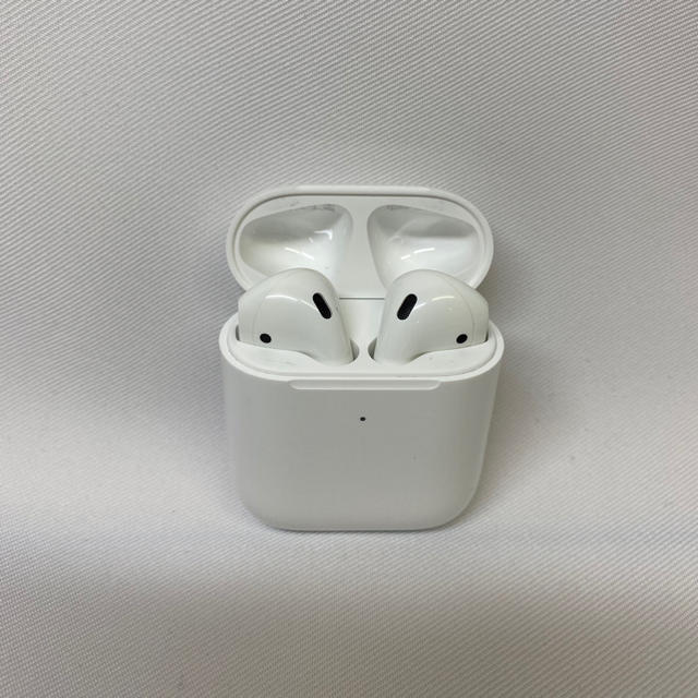 Apple(アップル)のAirPods 第二世代 正規品 おまけ付 スマホ/家電/カメラのオーディオ機器(ヘッドフォン/イヤフォン)の商品写真