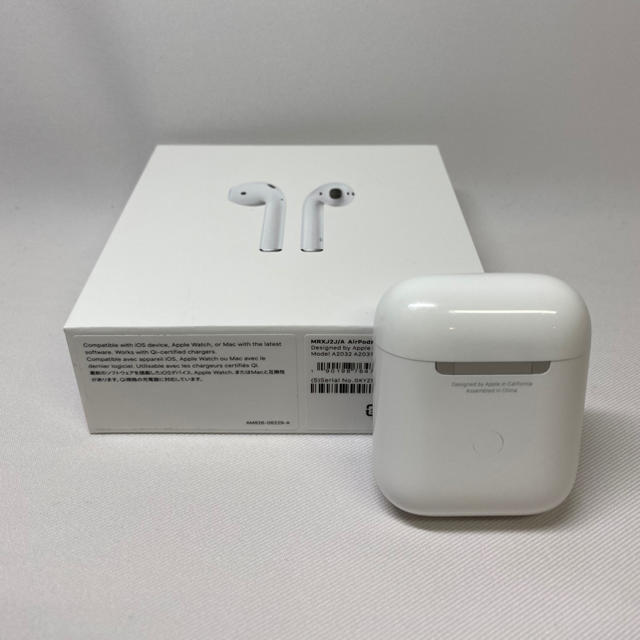 Apple(アップル)のAirPods 第二世代 正規品 おまけ付 スマホ/家電/カメラのオーディオ機器(ヘッドフォン/イヤフォン)の商品写真