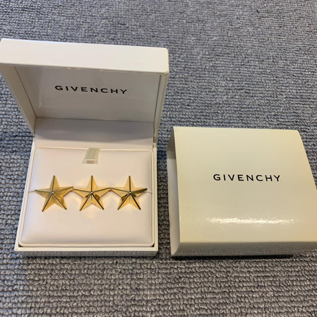 GIVENCHY(ジバンシィ)のGIVENCHY STAR PINS 3個セット Gold リカルドティッシ期 メンズのファッション小物(その他)の商品写真