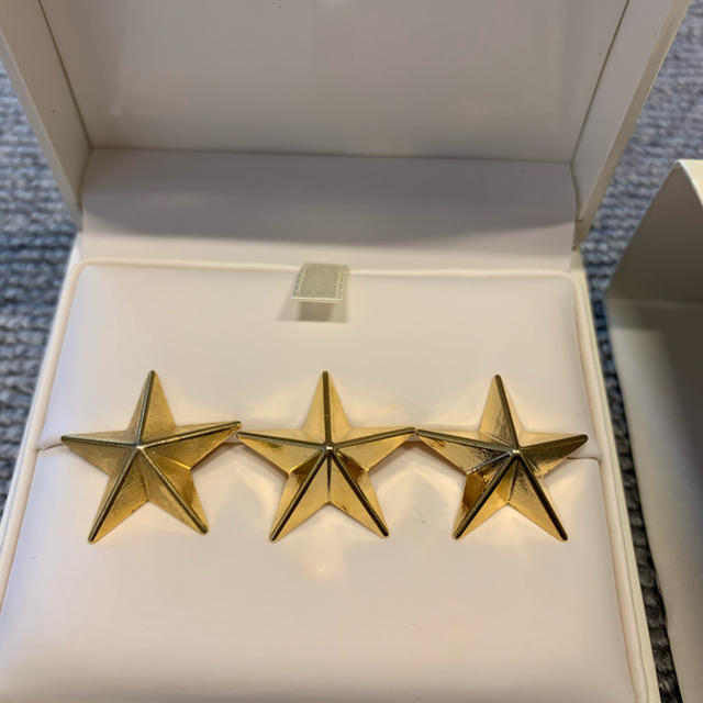 GIVENCHY(ジバンシィ)のGIVENCHY STAR PINS 3個セット Gold リカルドティッシ期 メンズのファッション小物(その他)の商品写真